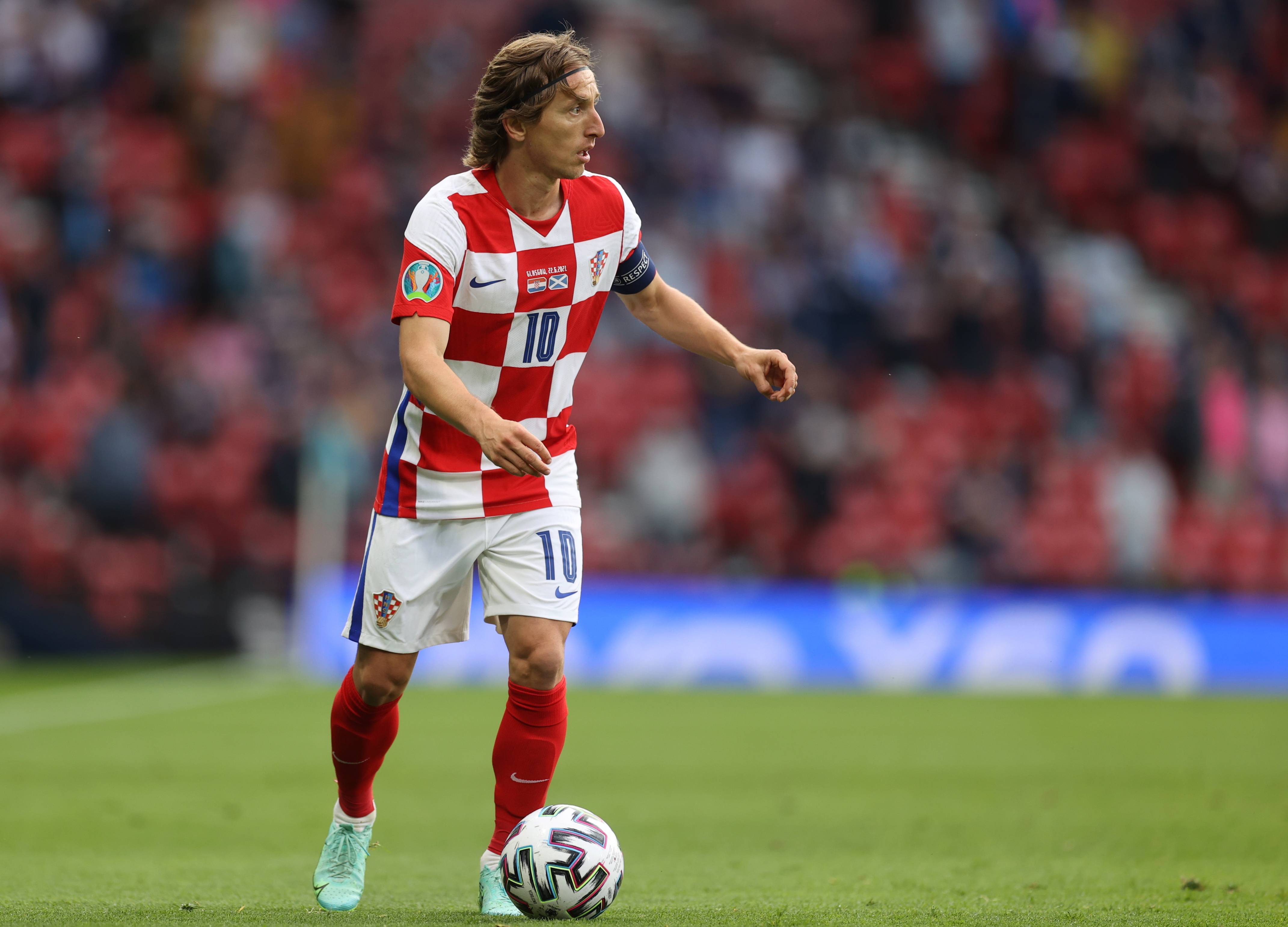 曼晚：利用大数据推算，最适合曼城右后卫位置的人选是埃纳