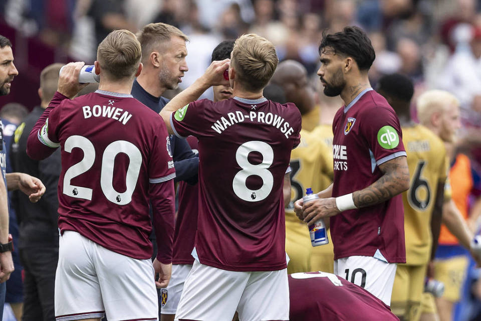 篮球湖人球迷为球队准备应援物