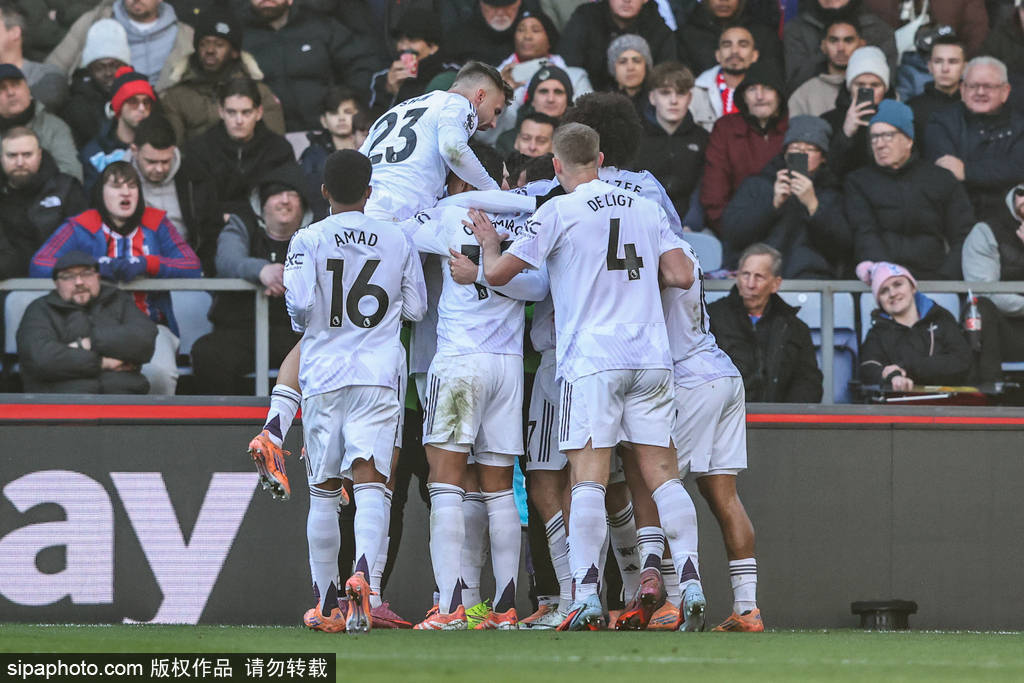 [流言板]媒体晒花絮：这个球迷把握机会，场边一把抱住了詹姆斯25亮97回复